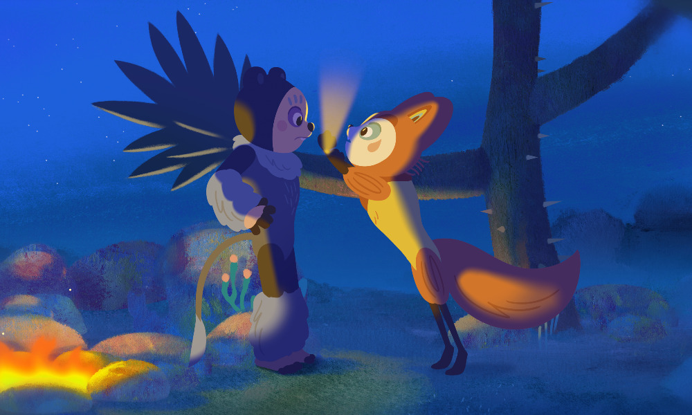 Grafika; Dwa zwierzątka przypominające lisy rozmawiają stojąc przy ognisku nocą