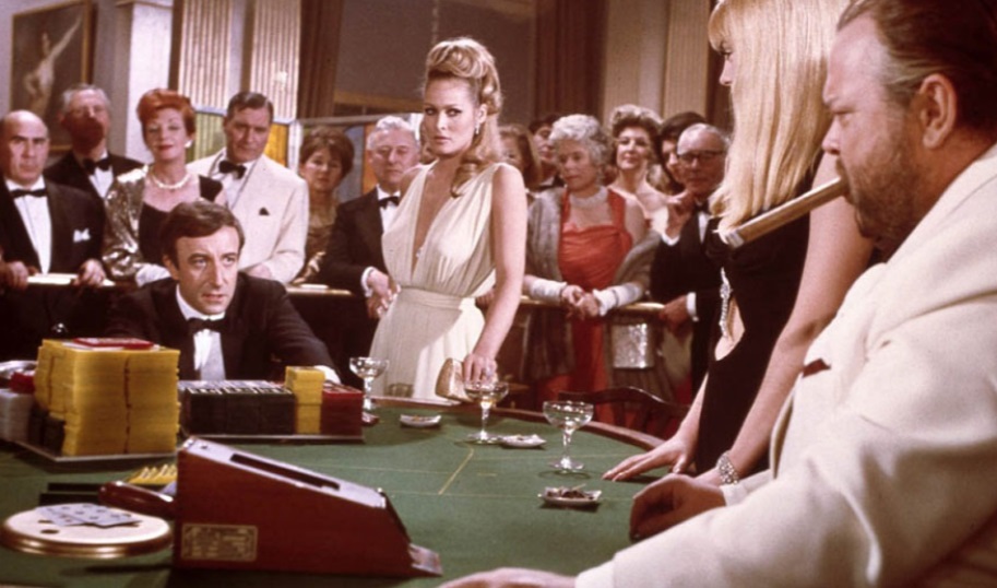 Zdjęcie; Ludzie zebrani wokół stołu w kasynie